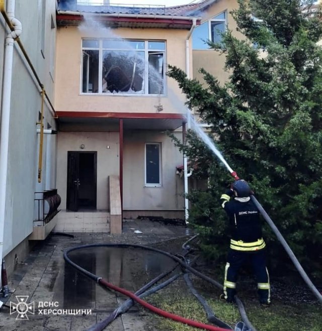 Рятувальники усю ніч боролися з наслідками обстрілів Херсона