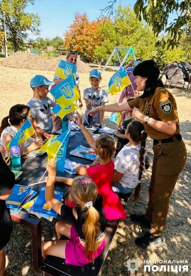 На Херсонщині поліцейські розповіли діткам з деокупованого Високопілля про державні символи України