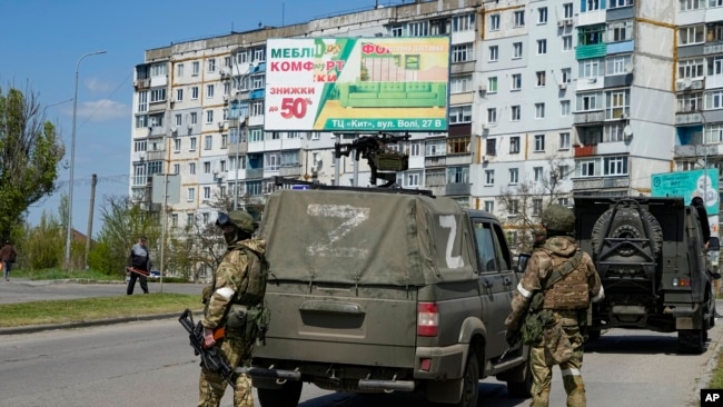 Російські військові в окупованому Бердянську, 30 квітня 2022 року