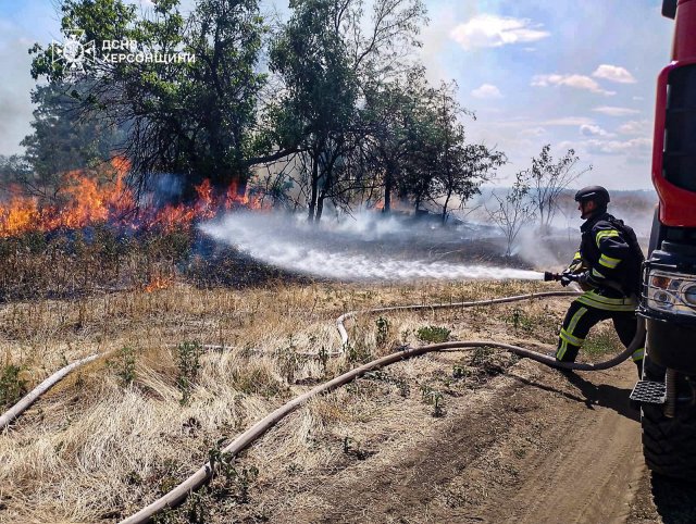 Рятувальники продовжують ліквідовувати пожежі на Херсонщині