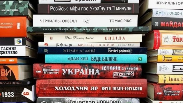 «Українське на полицях Херсонщини». Активісти запустили збір україномовних книг для деокупованої громади