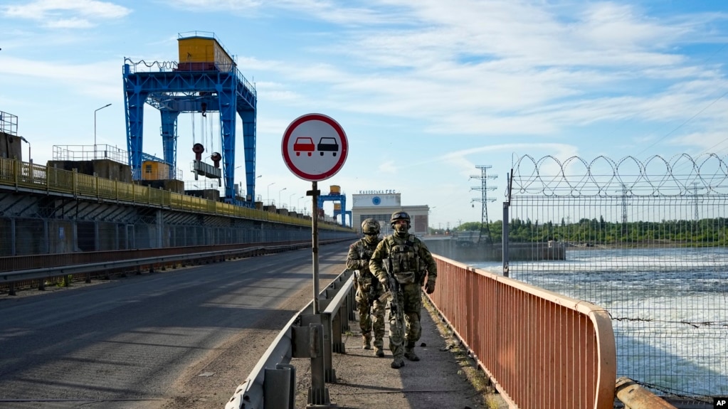 «Не життя, а виживання»: Нова Каховка третій рік в російській окупації. Що там відбувається?