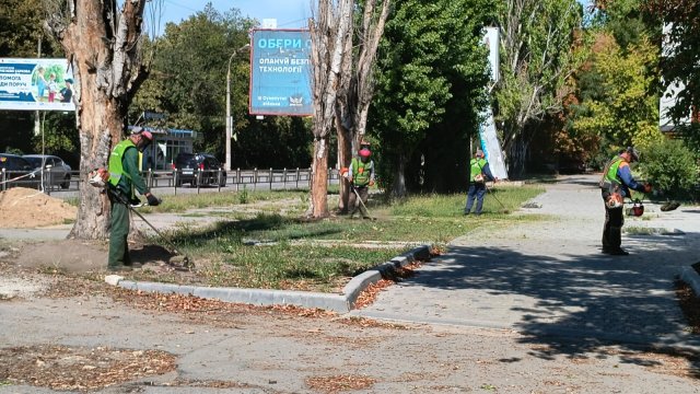 Комунальні служби продовжують доглядати за вулицями Херсона