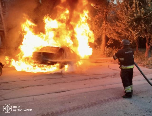 Внаслідок атаки з дрона у Херсоні горів автомобіль