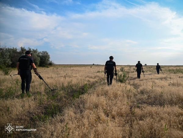 Піротехніки ДСНС кожного дня очищають деокуповані території Херсонщини від вибухонебезпечних предметів