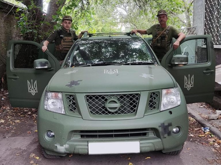 Український письменник передав автівку херсонській самообороні