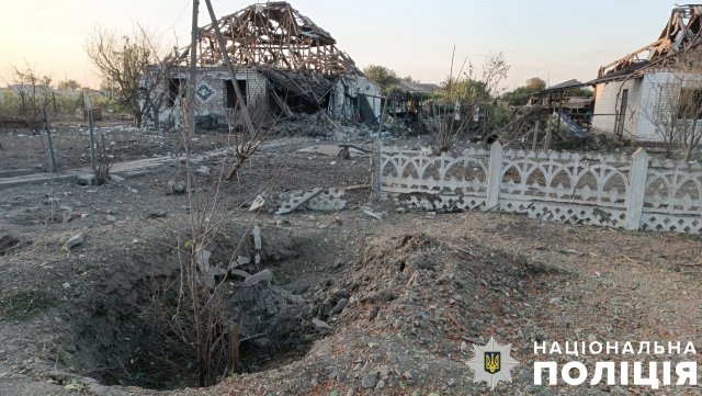 Одна людина загинула та вісім отримали поранення, серед них дитина: поліція Херсонщини фіксує наслідки російських обстрілів  