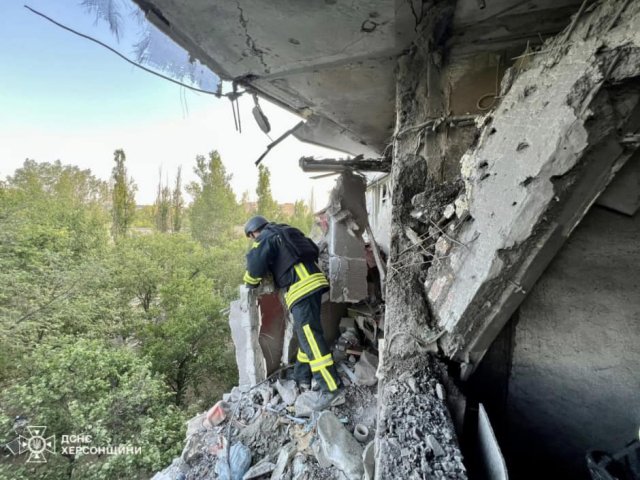 Після чергового ворожого обстрілу в Херсоні постраждала багатоповерхівка