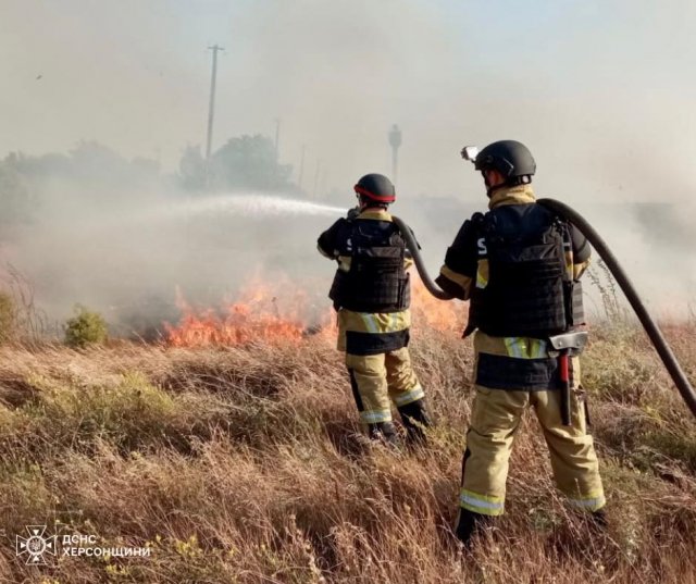 Рятувальники продовжують ліквідовувати пожежі в екосистемах Херсонщини