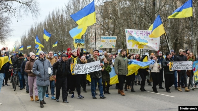 Акція протесту проти вторгнення Росії до України в захопленому російськими військовими місті Мелітополі, 7 березня 2022 року