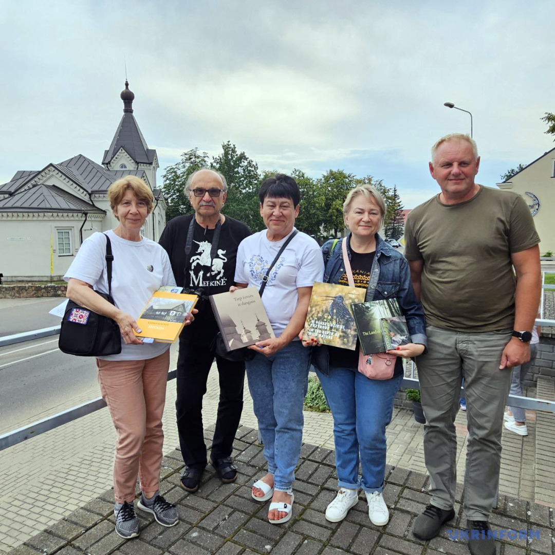 Меркінє зустріч та обмін подарункам