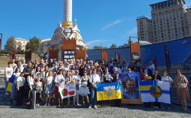 В Києві мешканці Голої Пристані зібралися з нагоди Дня міста, вшанувати загиблих, а також підтримати тих, хто й досі в окупації