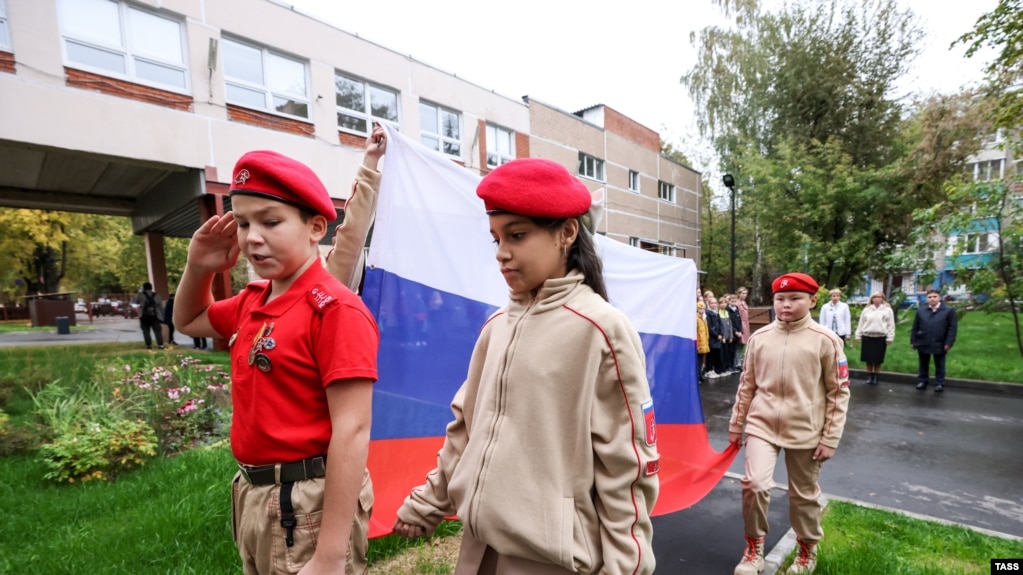 «Змушували мити підлогу вишиванками»: новий навчальний рік в окупації