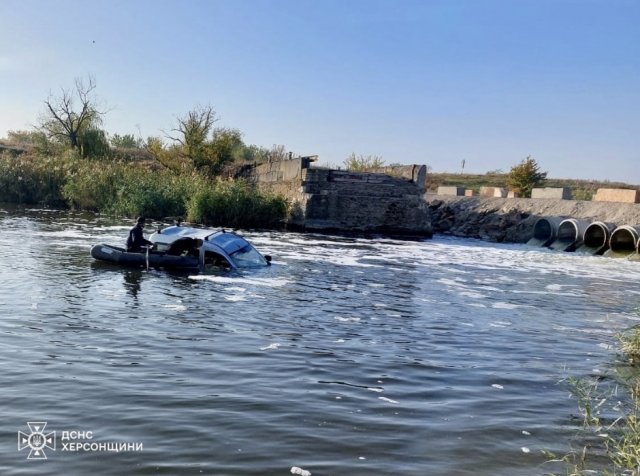Рятувальники дістали з річки тіло загиблого та автомобіль