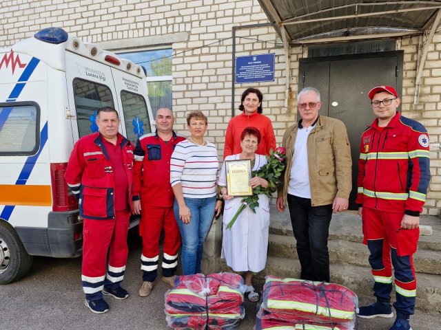 Понад двадцяти комплектів нової спеціалізованої медичної форми отримали працівники бригад "швидкої"