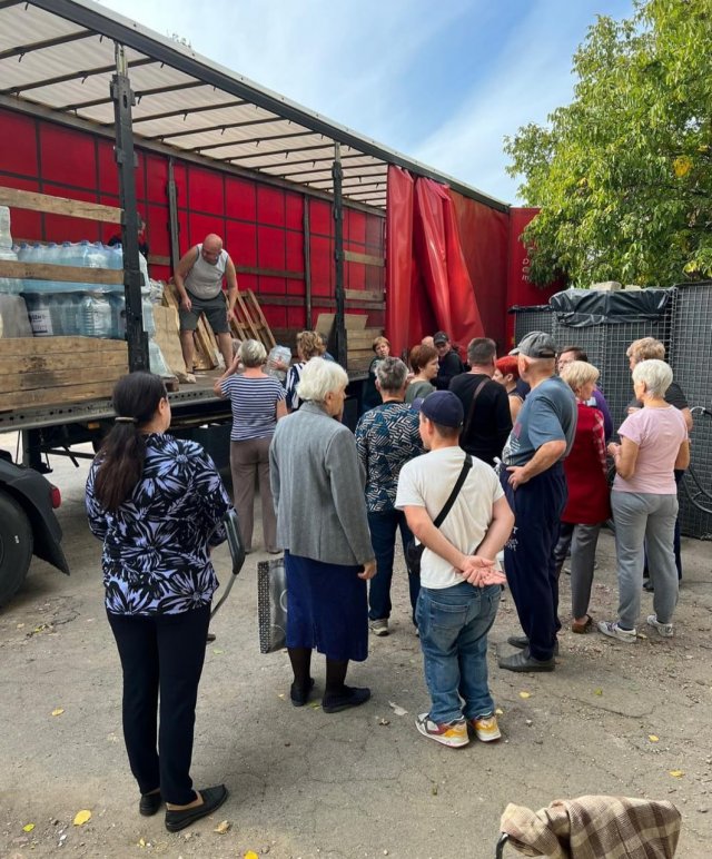 Жителі Зеленівки та Наддніпрянського отримали питну воду від міжнародних благодійників