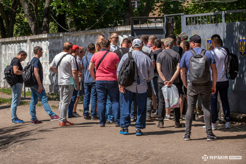 Нові терміни явки в ТЦК, повістки Укрпоштою та бронювання через "Дію": що змінилося у мобілізації у жовтні