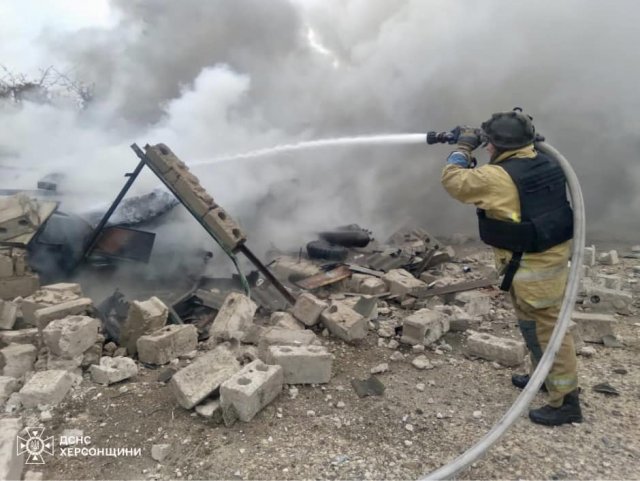 Вогнеборці продовжують боротися з наслідками ворожих обстрілів