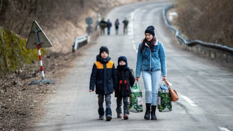 В Україні 130 тисяч переселенців повернулись на окуповані території: що змушує людей покидати “велику землю“