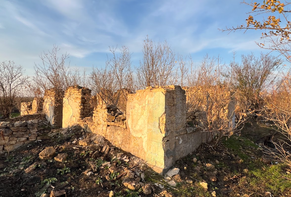 Зруйнований будинок біля колишніх ворожих позицій у селі Дмитренка. Фото: ЦЖР