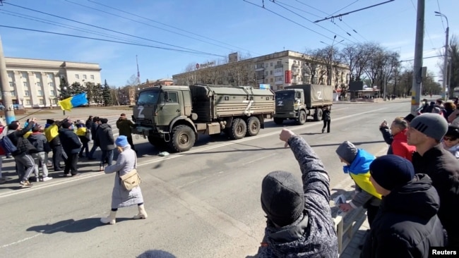 Під час акції в центрі Херсона проти російської окупації, 20 березня 2022 року