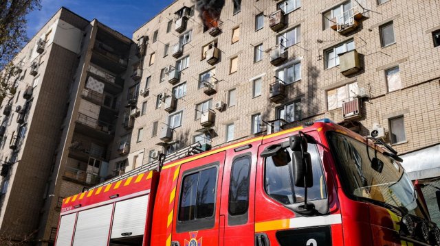 У Херсоні російський снаряд влучив у квартиру багатоповерхівки