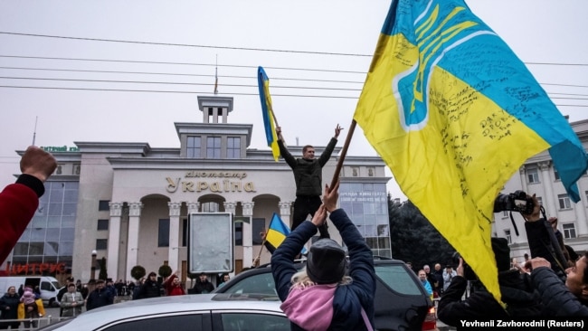 У центрі Херсону люди радіють звільненню міста з-під окупації Росією та втечі армії РФ