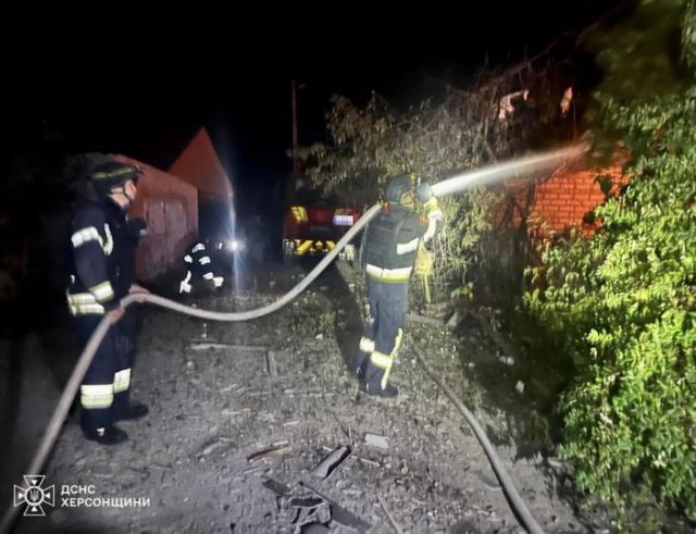 Вночі рятувальники Херсонщини двічі виїжджали на гасіння пожеж, що виникли через ворожі обстріли