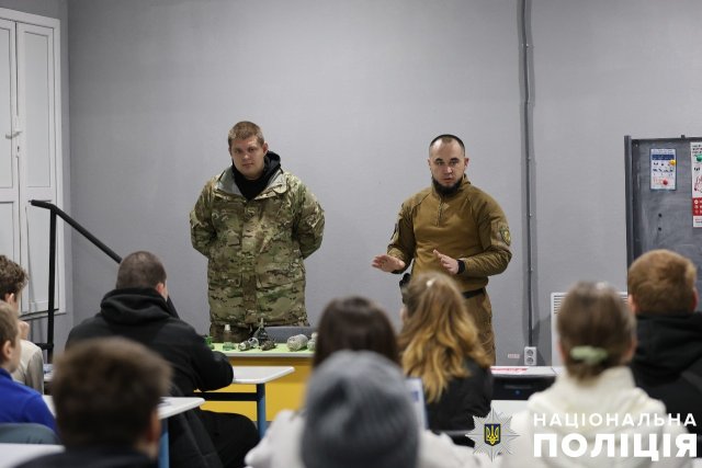 На Херсонщині поліцейські продовжують навчати школярів правилам мінної безпеки