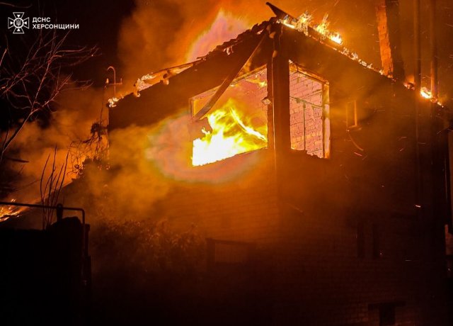 Вночі вогнеборці під ворожим обстрілом ліквідували дві пожежі