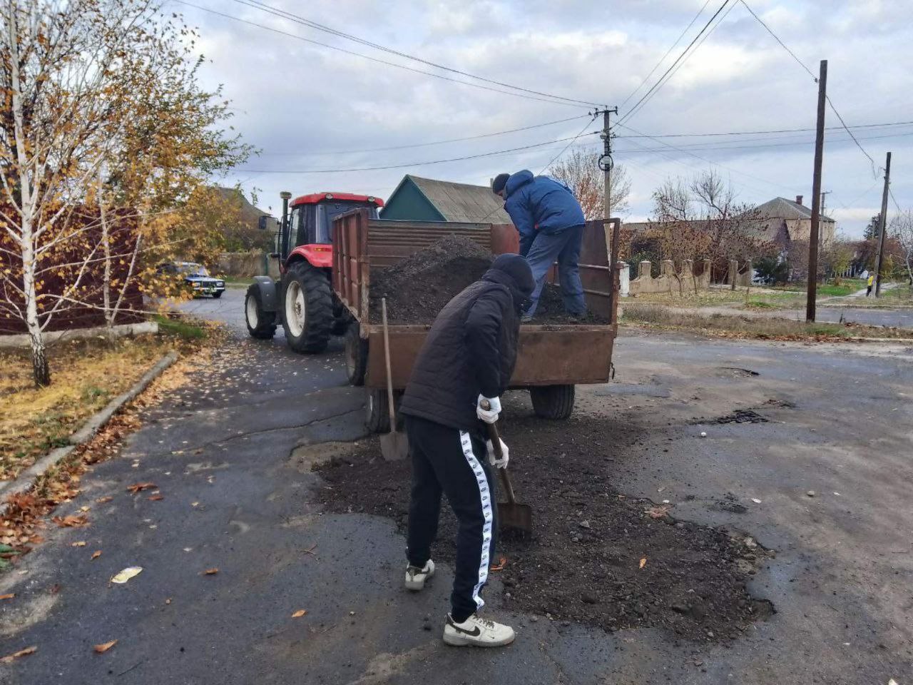 Окупанти знищують дороги і встановлюють російські знаки