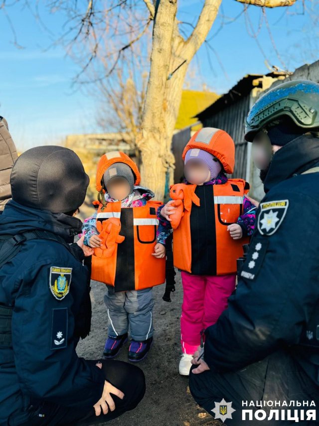 Херсонські поліцейські вивезли матір та двох маленьких дітей із небезпечного Приозерного