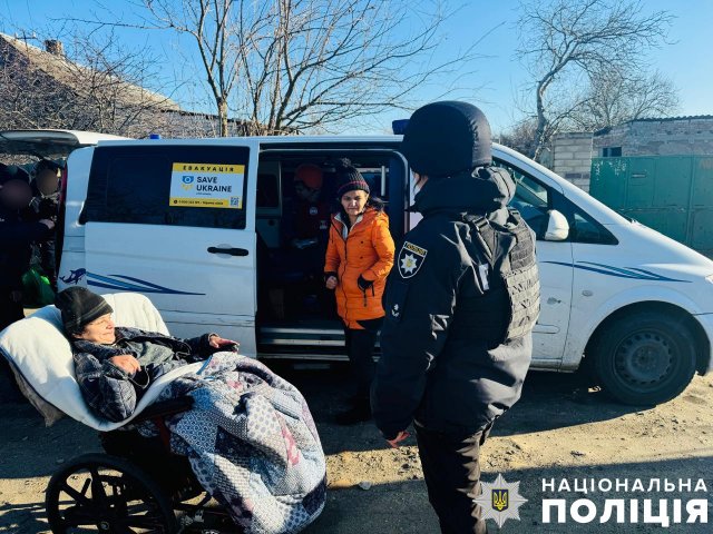 Поліцейські евакуювали сім’ю з особливими потребами з найбільш обстрілюваної прибережної території