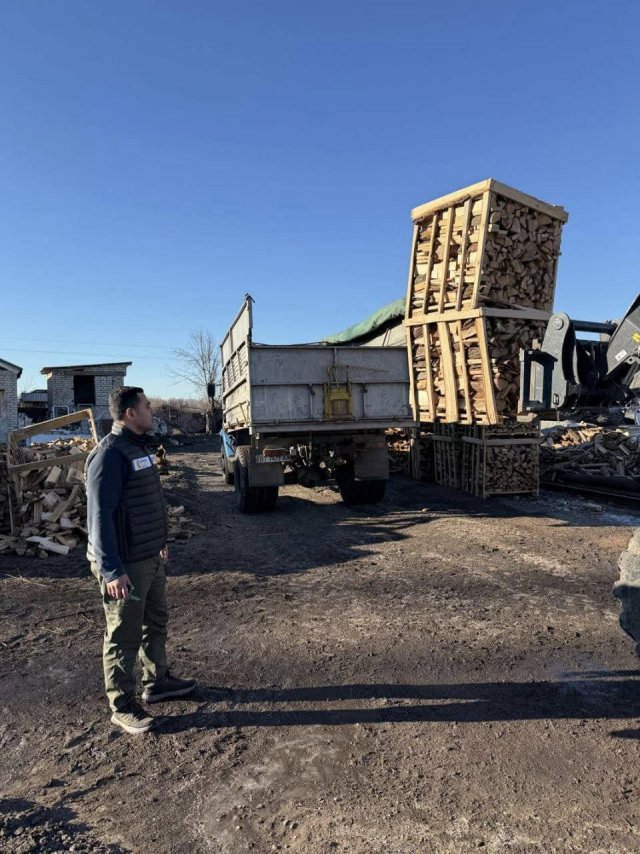 Мешканці Високопілля отримали тверде паливо від благодійників.