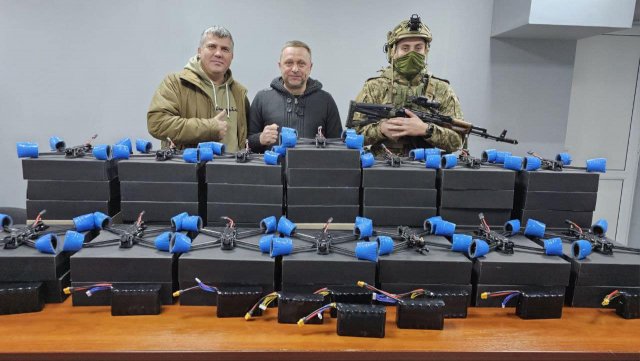 Півсотні FPV - безпілотників та ще сотню батарей до них отримали оборонці Херсонщини