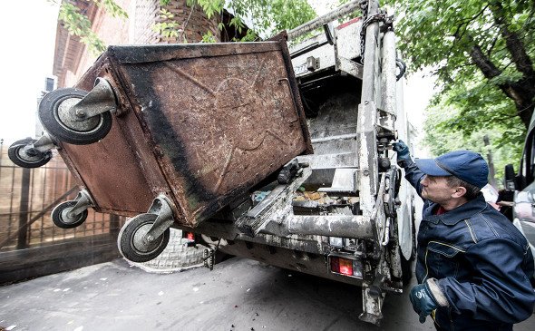 Сміттярі з лівобережжя Херсонщини четвертий місяць не отримують заробітну плату