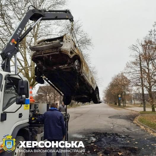 У Дніпровському районі комунальники прибрали згорілу автівку