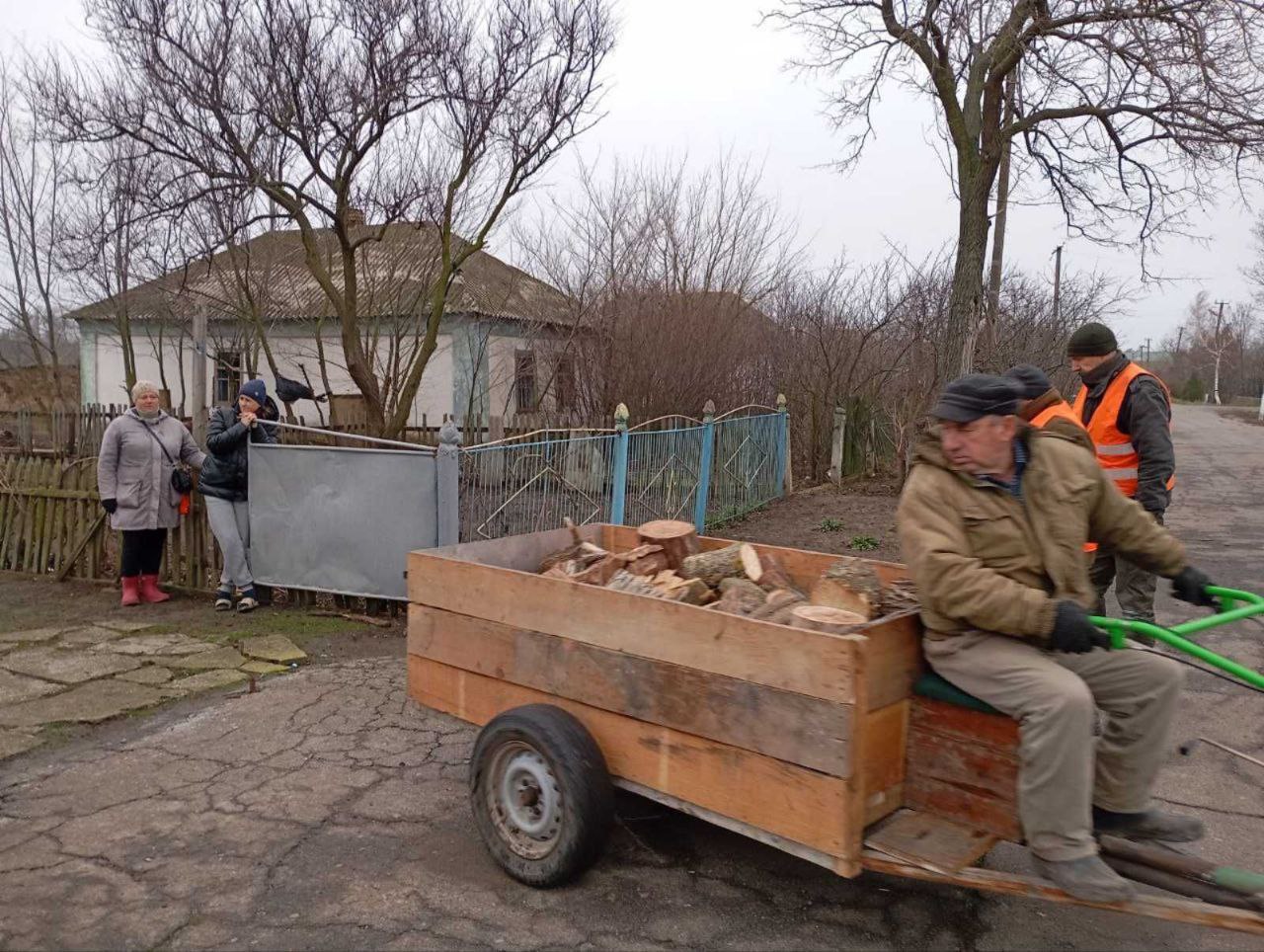 За колаборанта з Генічеського району рідні отримали причеп дров