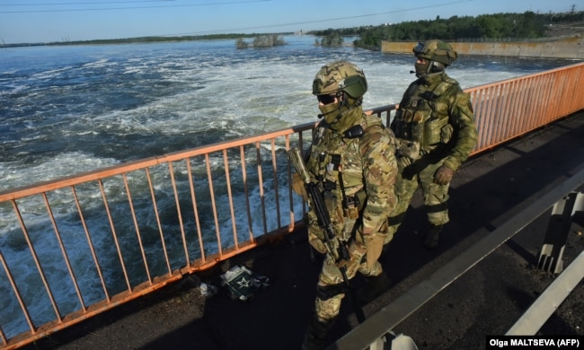 Російські військові на автомобільному мосту біля Каховської ГЕС. Неподалік Нової Каховки на Херсонщині, 20 травня 2022 року