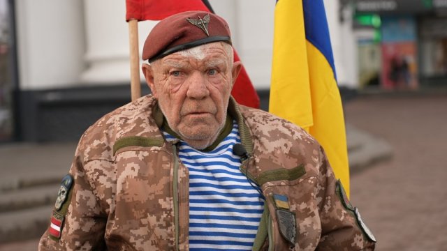 "Я мандрую по всій Україні, я її пізнаю більше": 77-річний волонтер "дядя Гриша" завітав до Хмельницького