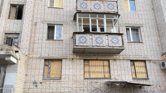 "До кухні залетів уламок, газова труба вибухнула". Херсонці розповіли про наслідки артобстрілу РФ середмістя