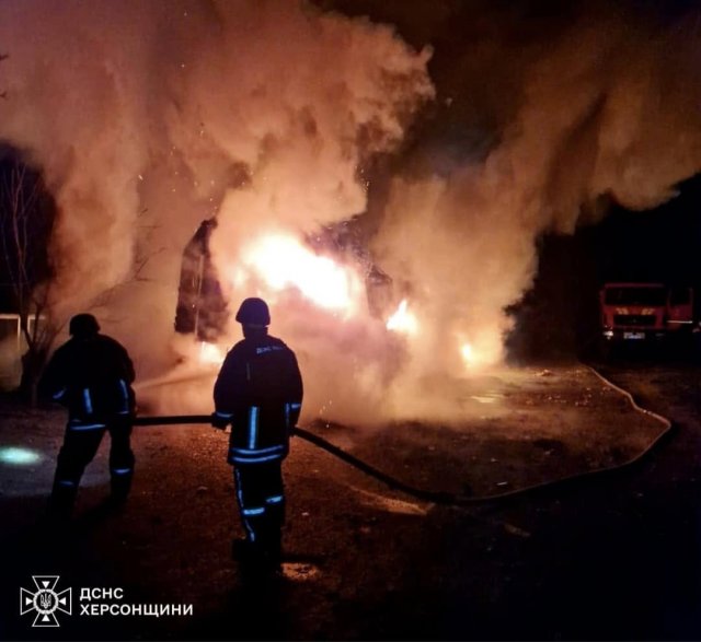 Вночі рятувальники боролися з наслідками російського обстрілу