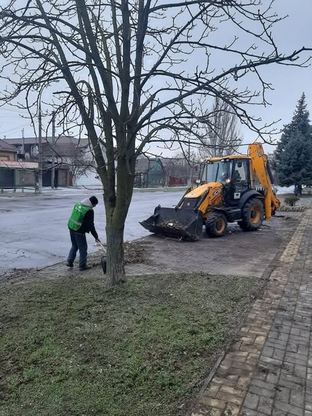 У Херсоні комунальні служби продовжують прибирати вулиці та зелені зони