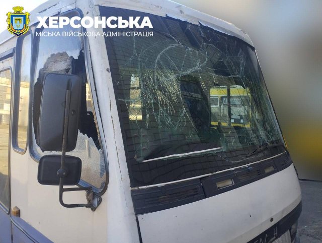 У Херсоні під ворожий обстріл потрапив маршрутний автобус