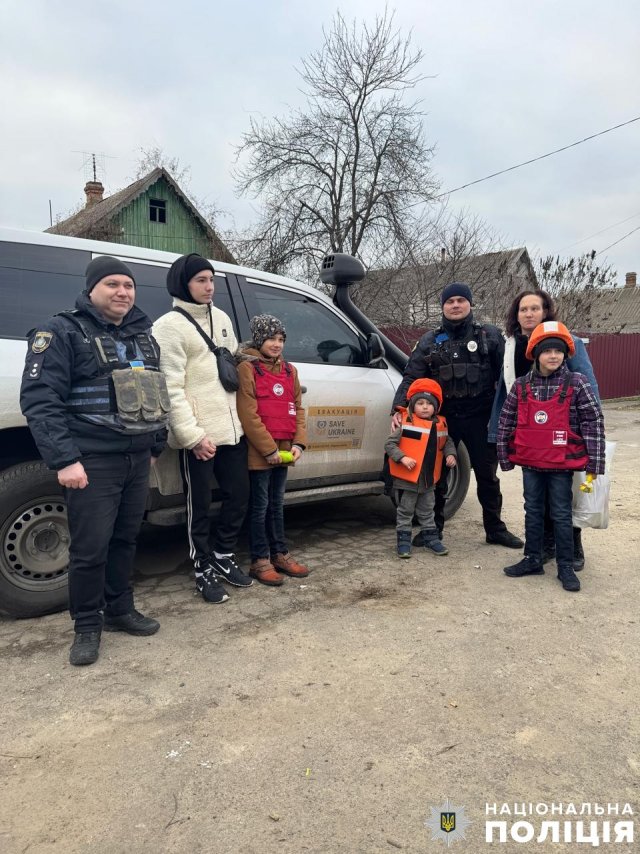 Поліцейські вивезли дві родини з шістьма дітьми з небезпечних прифронтових населених пунктів Херсонської громади