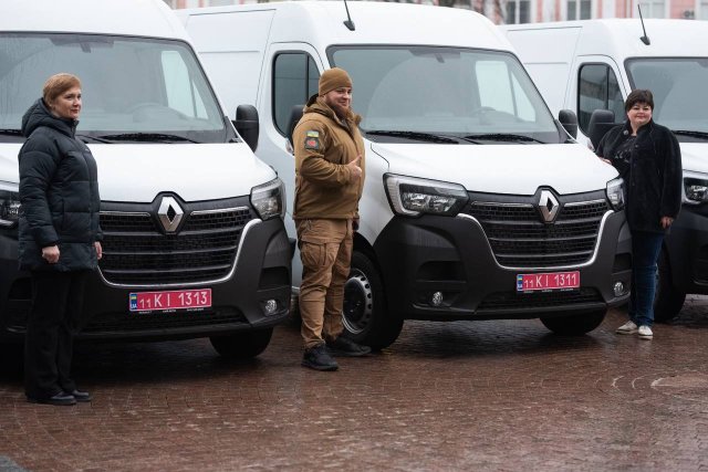 Чотири громади Бериславського району Херсонщини отримали мікроавтобуси для гуманітарних потреб