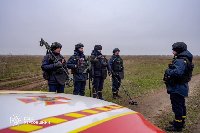 Херсонські піротехніки крок за кроком очищають рідні землі від вибухонебезпечних предметів