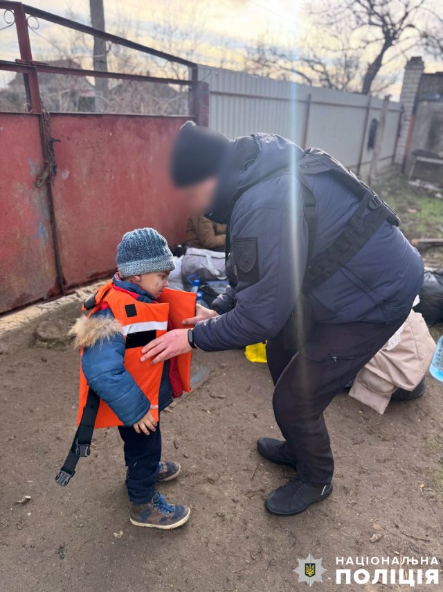 На Херсонщині поліцейські спільно з волонтерами допомогли евакуюватися декільком багатодітним родинам