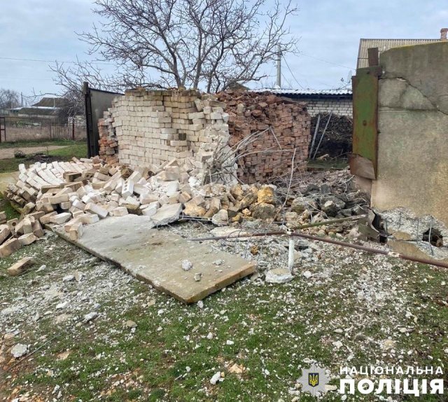 Поліція Херсонщини документує наслідки чергових російських атак: одна людина загинула та 10 поранено