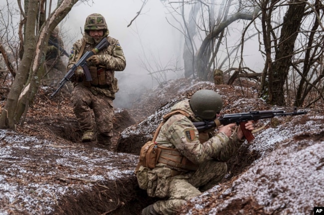 Українські військовослужбовці тренуються на полігоні неподалік від лінії фронту в Донецькій області, 21 січня 2025 року